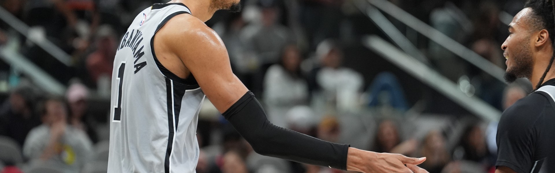 开云平台中国-米奇：文班移动&amp;防守站位都很好 他看起来状态很不错